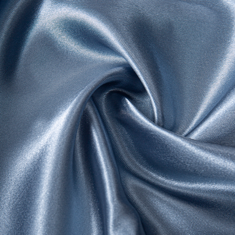 Seidenweicher Satinstoff für elegante Kleider