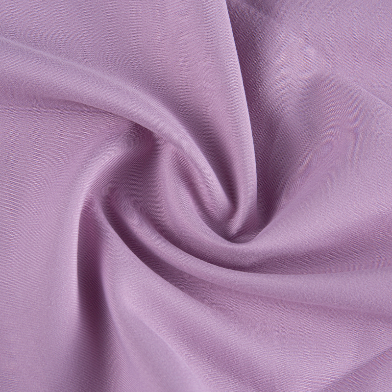 Hellvioletter, mit Polyester gefärbter, knackiger Stoff